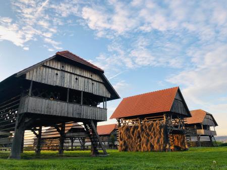 dežela kozolocev__foto_Alenka Stražišar Lamovšek